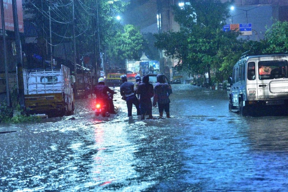 The Weekend Leader - Heavy rains batter T'gana, road transport hit